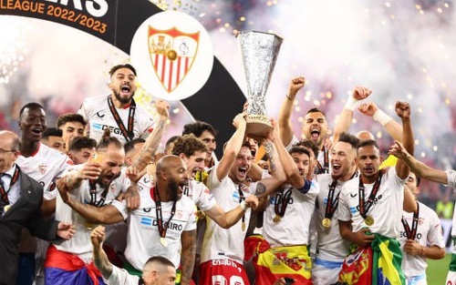 Thủ môn cản penalty xuất sắc, Sevilla đánh bại AS Roma của Mourinho để trở thành ‘Vua’ Cúp C2
