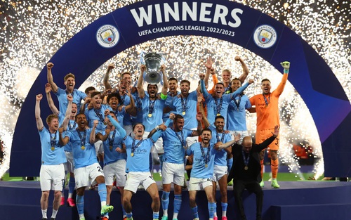 Cú ăn ba đưa Man City vào lịch sử