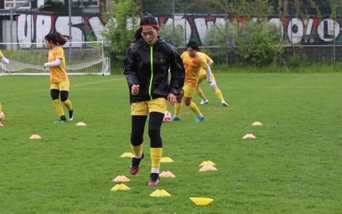 Huỳnh Như, Thanh Nhã ‘đội mưa’ tập luyện chờ ngày đấu U23 Ba Lan