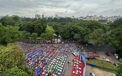 Hơn 1.000 người tham dự ngày Quốc tế Yoga 21/6