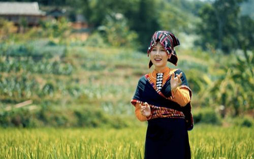 Xúc động MV ‘Địu con đi nhà trẻ’ đẹp và thơ của ca sĩ Mai Chi