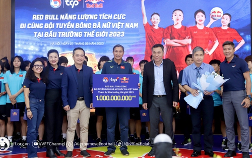 Thầy trò HLV Mai Đức Chung được tiếp sức trước World Cup bằng tiền thưởng và ‘quà độc’