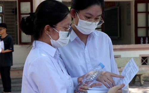 Kỳ thi tốt nghiệp THPT 2023: Đình chỉ thi 2 thí sinh chụp ảnh đề thi Văn, Toán gửi qua mạng