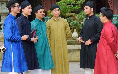 Chào tuần mới: Lận đận như… áo dài nam giới