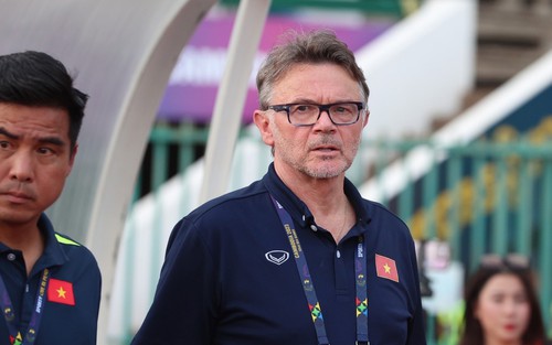 HLV Troussier cũng thật... khó lường!