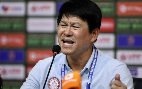 HLV Vũ Tiến Thành lại ca thán trọng tài, VAR sẽ sớm đến V-League