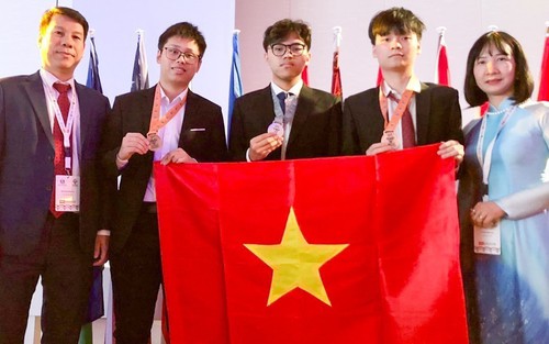 Ba thí sinh Việt Nam giành Huy chương Olympic Sinh học quốc tế năm 2023