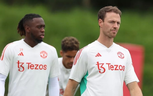 MU gây choáng với tân binh... Jonny Evans sau khi tước băng đội trưởng của Maguire