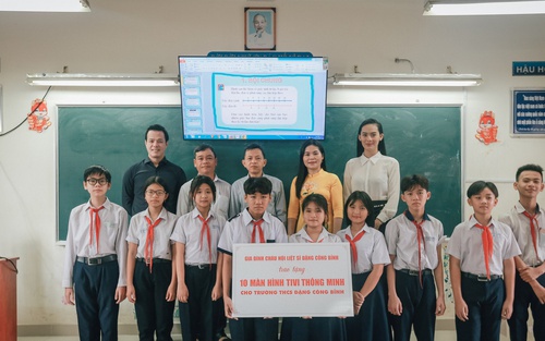 Trao tặng học bổng cho trường THCS mang tên Liệt sĩ Đặng Công Bỉnh