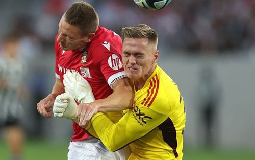 Thủ môn MU húc đối thủ 'thủng phổi', bị yêu cầu phải 'cách ly' với toàn đội Wrexham