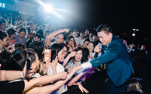 'Anh Hai' Lam Trường đáp ứng yêu cầu đặc biệt của fan vì 'bố cháu bằng tuổi chú'