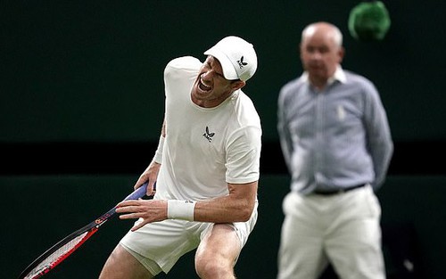 Andy Murray nổi giận vì đang đánh hay thì 'đứt dây đàn' trước Tsitsipas ở Wimbledon