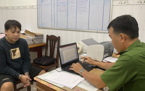 Tạm giữ hình sự đối tượng để điều tra tội giết người do mâu thuẫn tại quán bar