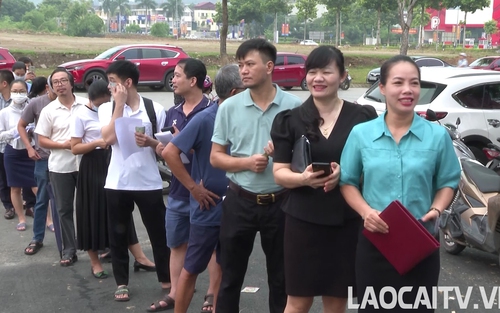 Khán giả xếp hàng từ 2h sáng, chờ mua vé xem VTV Cup tại Lào Cai