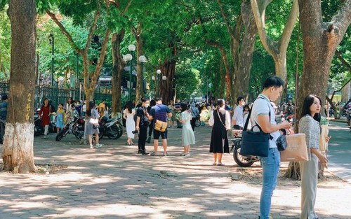 Con phố “hot” nhất Hà Nội khi sang thu: 1m2, 10 người đứng chụp ảnh