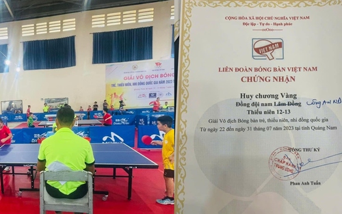 Giải bóng bàn quốc gia cho tài năng trẻ bị chê nhếch nhác, giấy chứng nhận... sai chính tả