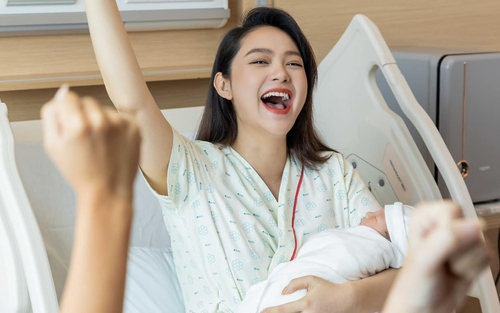 Minh Hằng khoe hình 'lâm bồn' thành công, gây 'choáng' với ngoại hình trên giường đẻ