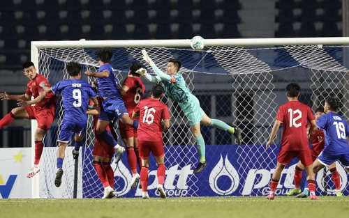 Bóng lăn trên bàn phím: CĐV Việt Nam và Malaysia 'dự đoán buồn' về đội nhà
