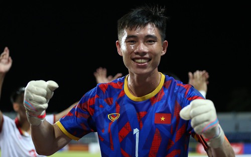 Chơi cực chắc chắn trước U23 Indonesia, Quan Văn Chuẩn đã rất chuẩn