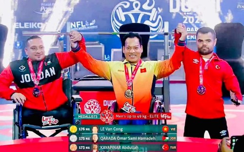 Khoảnh khắc lực sĩ Việt Nam nâng mức tạ 176 kg, chinh phục huy chương vàng thế giới khiến CĐV vỡ òa