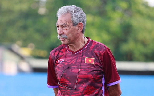 Chân dung phó tướng mới của HLV Troussier, tuổi U70 từng là giảng viên FIFA