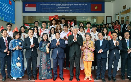 Thủ tướng Phạm Minh Chính và Thủ tướng Lý Hiển Long gặp gỡ sinh viên Đại học Quốc gia Hà Nội