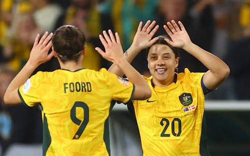 Chủ nhà Úc vào tứ kết World Cup nữ 2023 sau thắng lợi thuyết phục trước Đan Mạch