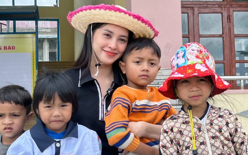Hoa hậu Tiểu Vy cùng mẹ mang hàng tấn quà gửi tặng trẻ em nghèo vùng cao