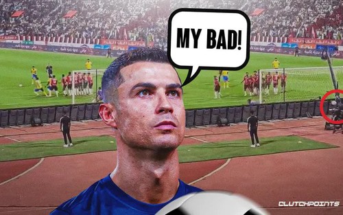 Ronaldo 'ký tặng' người quay phim theo cách không thể độc đáo hơn