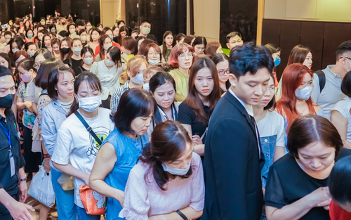 Thu Cúc thu hút hàng ngàn người đến tham dự ra mắt siêu dịch vụ