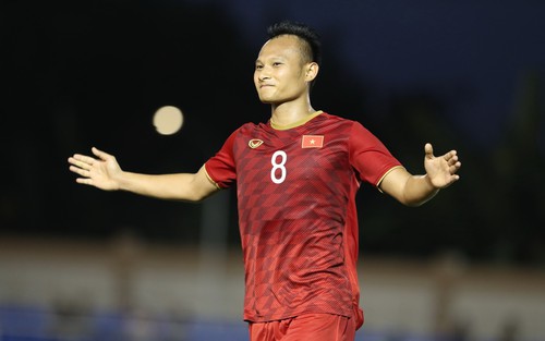 ‘Người không phổi’ của ĐT Việt Nam lập cú đúp đẳng cấp vào lưới đội bóng của Quang Hải, khiến CĐV tấm tắc khen