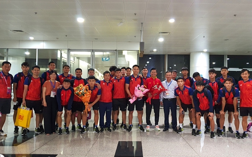 Olympic Việt Nam về nước, HLV Hoàng Anh Tuấn nhận trách nhiệm