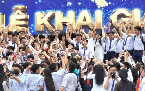 Không khí khai giảng trên cả nước: 23 triệu học sinh háo hức đến trường