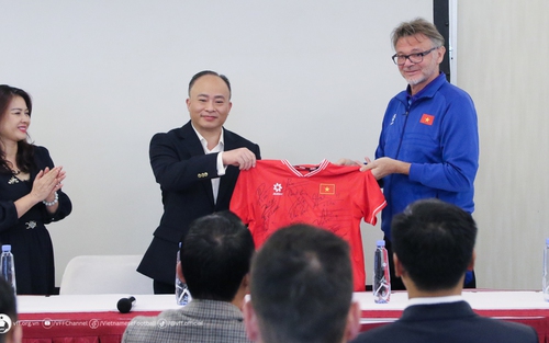 Thầy trò HLV Troussier được ‘tiếp lửa’ trước thềm cuộc đọ sức Nhật Bản