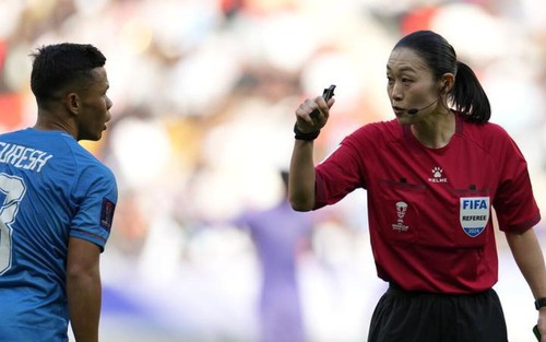 Nữ trọng tài đầu tiên trong lịch sử Asian Cup: nước rút không kém nam giới, từng bắt ở J-League và Cúp C1 châu Á, vẫn độc thân