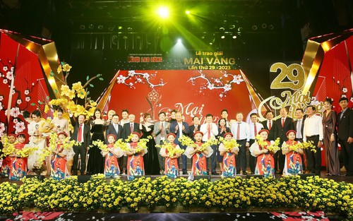 Giải Mai Vàng: Đen Vâu và Hòa Minzy là nam, nữ ca sỹ được yêu thích nhất 