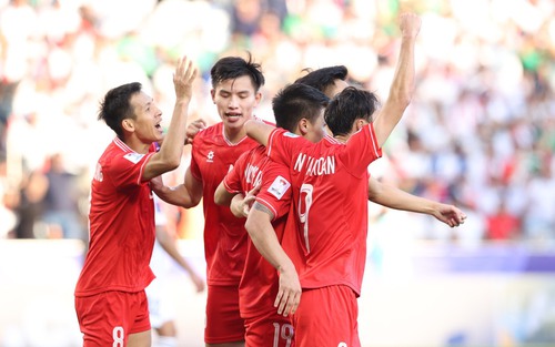 CĐV Việt Nam vỡ òa sau pha ghi bàn của Quang Hải vào lưới Iraq, Thanh Bình đánh đầu kiến tạo đẹp mắt