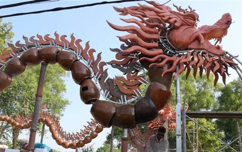 Độc đáo hai con rồng làm bằng lu, hũ ở Bình Dương
