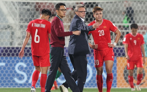 Đừng lo ông Troussier, hãy lo cho V-League!