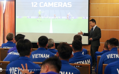 HLV Troussier và học trò cập nhật luật mới tại ASIAN Cup 2023