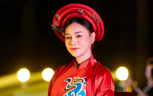 Phương Oanh 'bế' bụng bầu đôi đi diễn thời trang