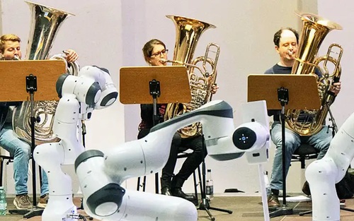 Robot ba tay điều khiển dàn nhạc giao hưởng tại Đức