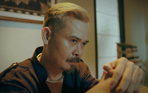 Quân 'già' hiểm ác trong 'Độc đạo' ngoài đời là ông chủ, đi cạnh vợ toàn bị nhận xét 1 điều