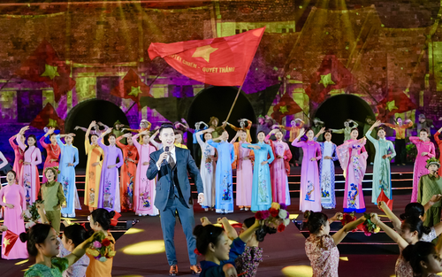 NTK Vũ Thảo Giang tái hiện lịch sử Hà Nội qua BST "Thuỵ vũ nghênh hy"