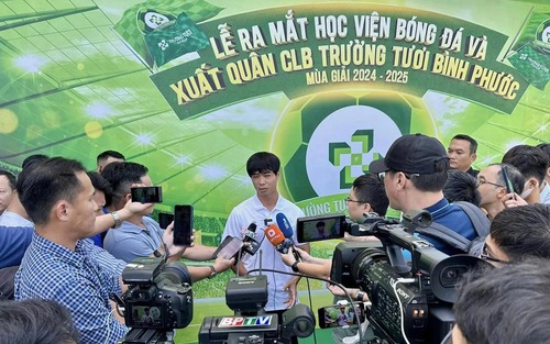 Công Phượng gây sốt khi ra mắt Bình Phước, tái ngộ HLV Park Hang Seo