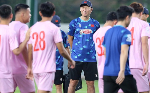 ‘Sao’ HAGL không ngại cạnh tranh vị trí với Quang Hải và Văn Toàn, nói lời thật lòng về HLV Kim Sang Sik