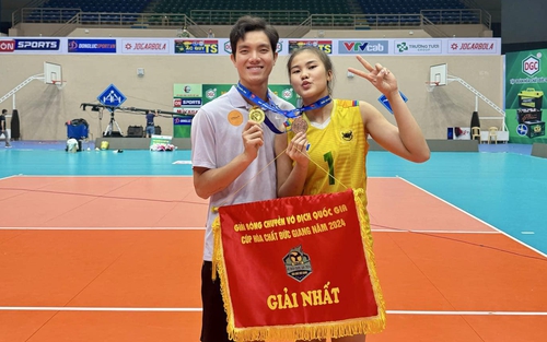 ‘Hiện tượng’ bóng chuyền vô địch ở tuổi 20, được Bích Tuyền chúc mừng, là VĐV duy nhất ở Việt Nam sở hữu kỹ năng đặc biệt này