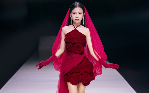 Mẫu nhí Thanh Trúc tự tin trình diễn trang phục 3D lấy cảm hứng từ hoa hồng