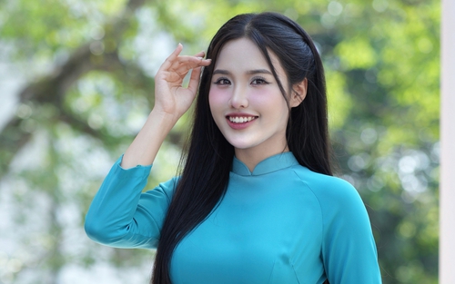 Hoa khôi Thảo Nguyên hạnh phúc trong ngày Nhà giáo Việt Nam