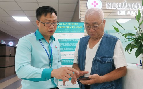 Sổ sức khỏe điện tử: Tiện người dân, ích bệnh viện